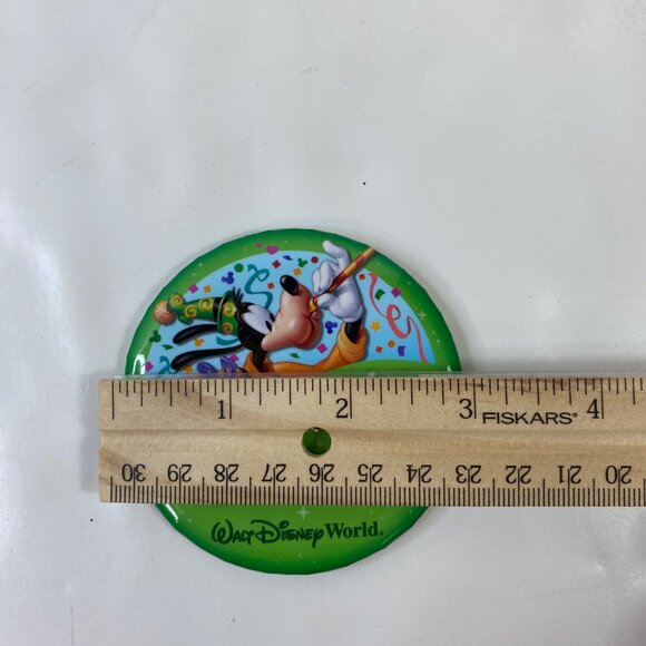 Walt Disney World I'm Celebrating Goofy Collectible Green Silver Pinback Button - Picture 4 of 4